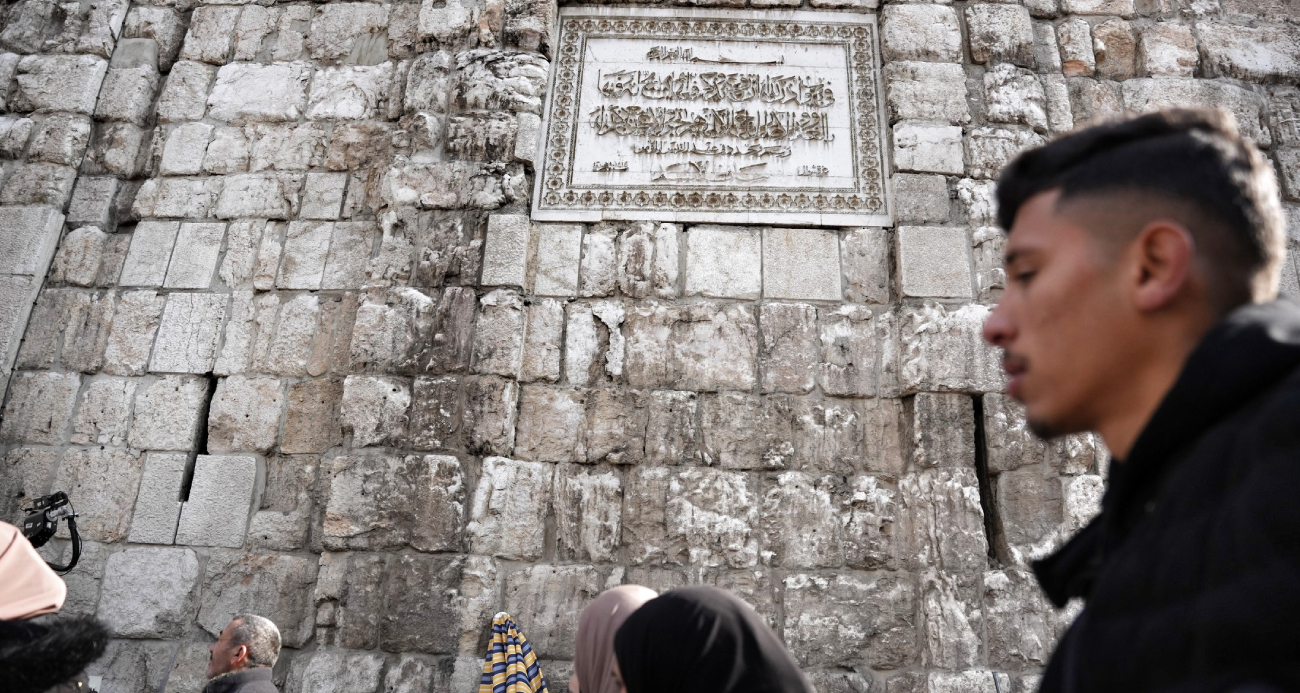 Emevi Camii’nin Duvarlarındaki Hafız Esad İsmi Silindi