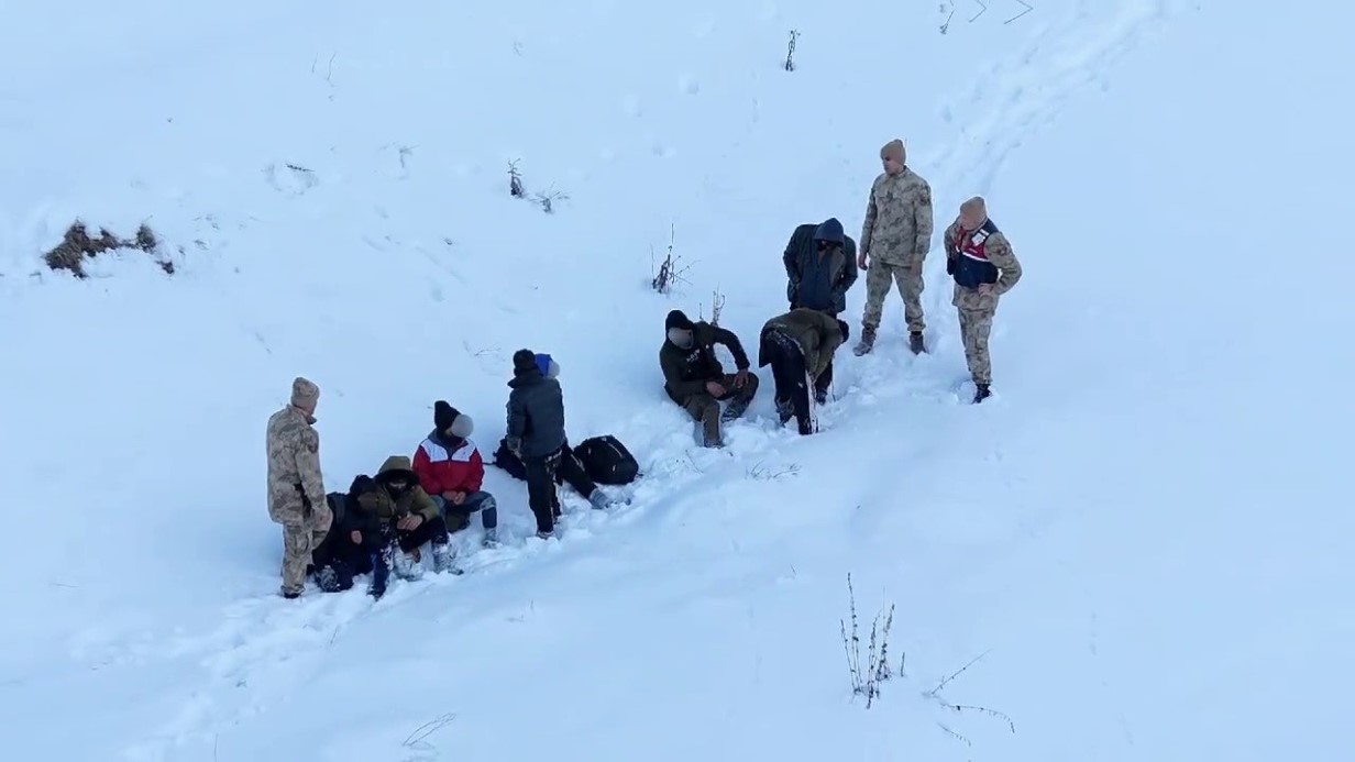 Erzurum’da Sosyal Medya Üzerinden Yürütülen Operasyonla Kaçak Göçmenler Yakalandı