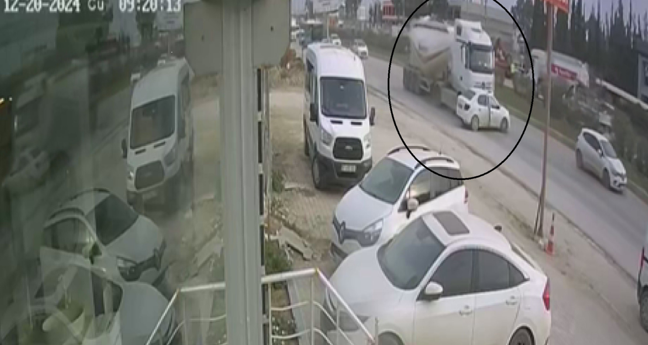 Hatay’da Nefes Kesen Anlar: Beton Mikseri Otomobili Metrelerce Sürükledi