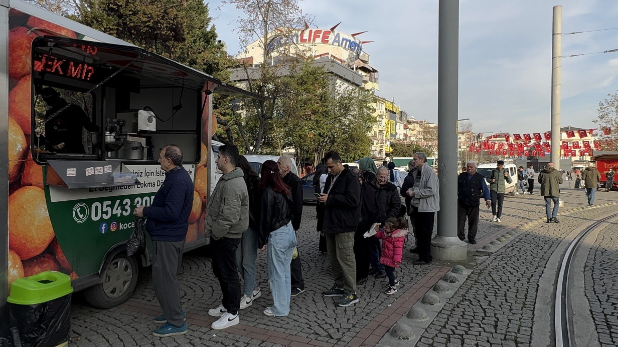 Hisseleri Değer Kaybeden Yatırımcıdan Lokma Dağıtma Eylemi