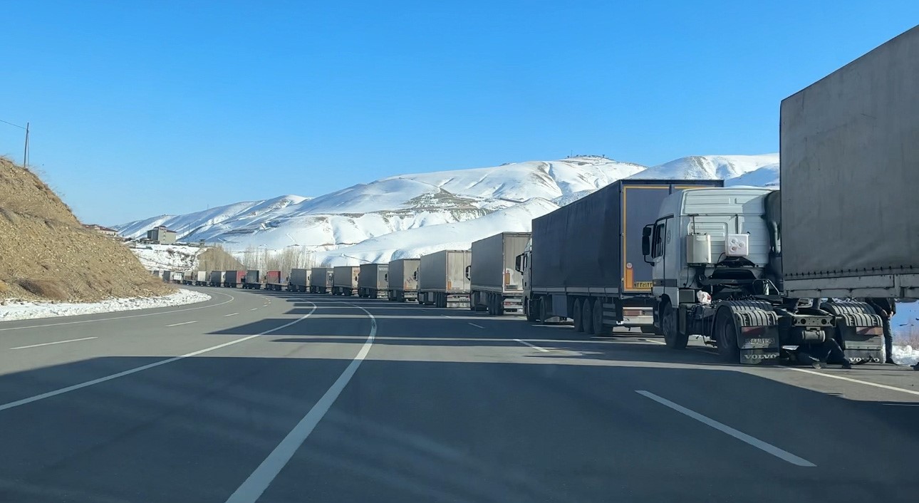 İran Sınırında Bekleyen Tırlar: 5 Kilometrelik Kuyruk Oluştu