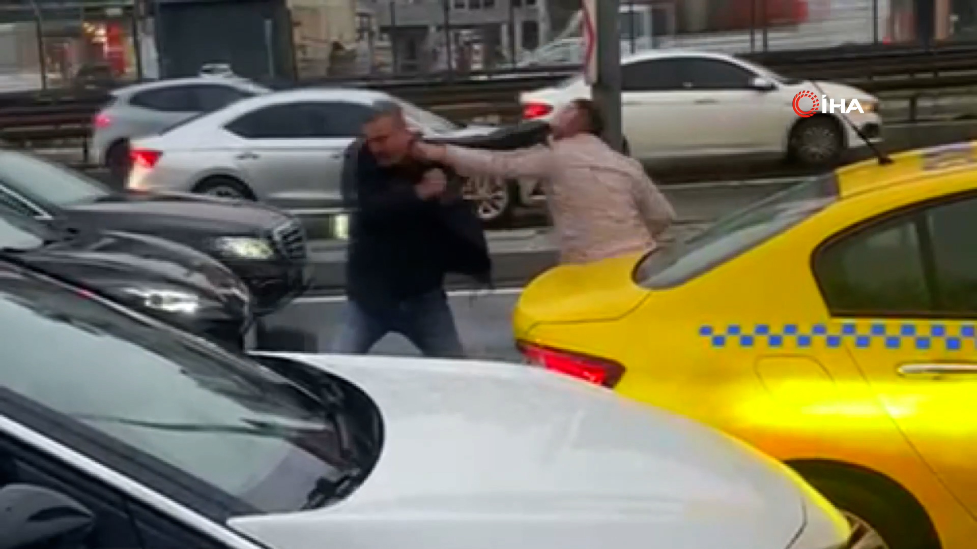 İstanbul Avcılar’da Yol Verme Meselesi Yüzünden Sıra Dışı Kavga