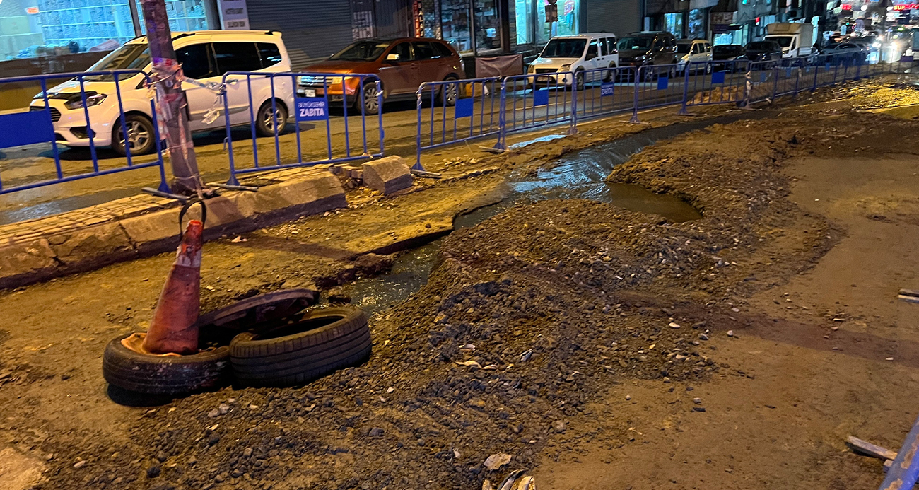 İstanbul Güngören’de İSKİ Çalışmaları Sırasında Yol Yeniden Çöktü