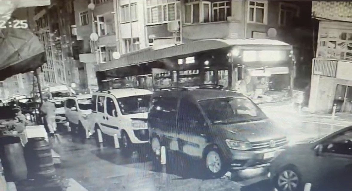 Kağıthane’de İETT Otobüsü Yol Çökmesi Sonucu Çukura Saplandı