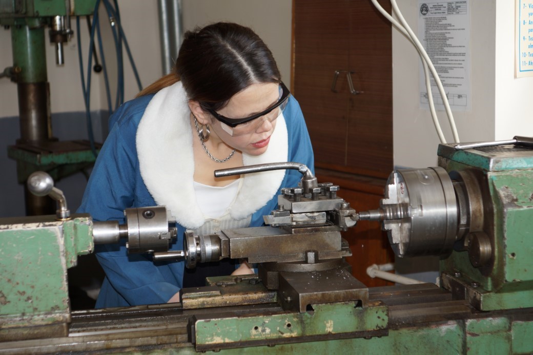 Karaman’daki Teknik Lisede Görev Yapan Kadın Makine Öğretmeni Dikkat Çekiyor