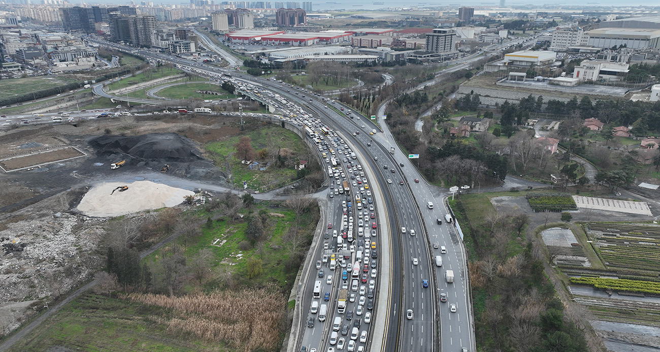 Küçükçekmece’de Meydana Gelen Otomobil Yangını Kilometrelerce Trafik Kuyruğuna Neden Oldu