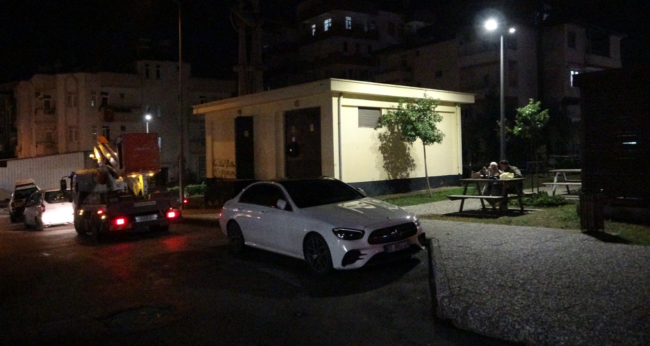 Manavgat’ta Park Alanında Elektrik Direği Alevlere Teslim Oldu