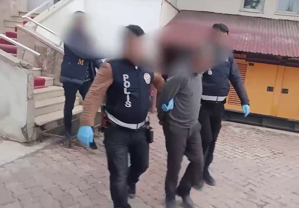 Şarkışla’da Duran Tırda 26 Kaçak Göçmen ve 2 Göçmen Kaçakçısı Yakalandı