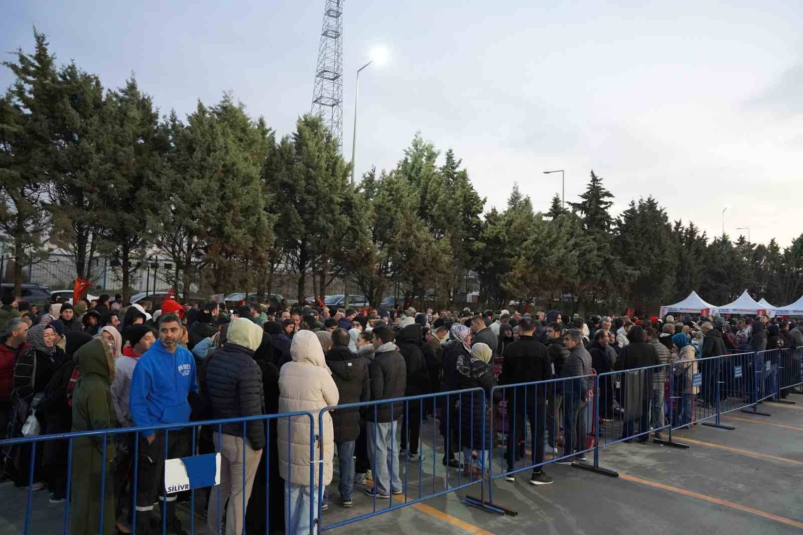 Silivri’deki Market Açılışında Büyük İlgi: Vatandaşlar Geceyi Çadırda Geçirdi