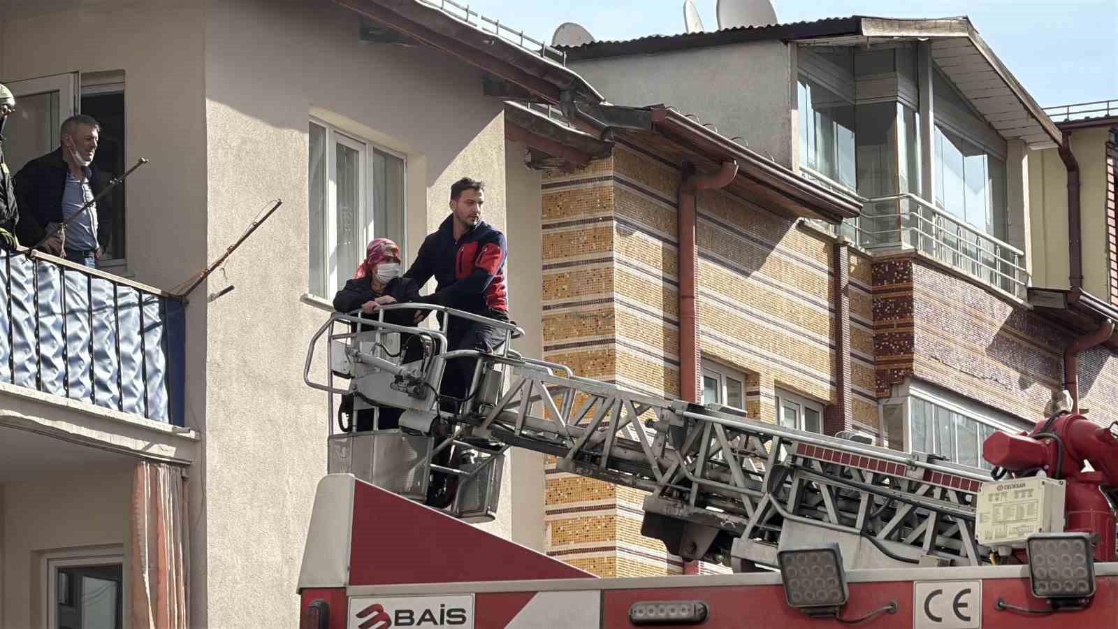 Sivas Altuntabak Mahallesi’nde Korkutan Yangın: 6 Kişi Kurtarıldı