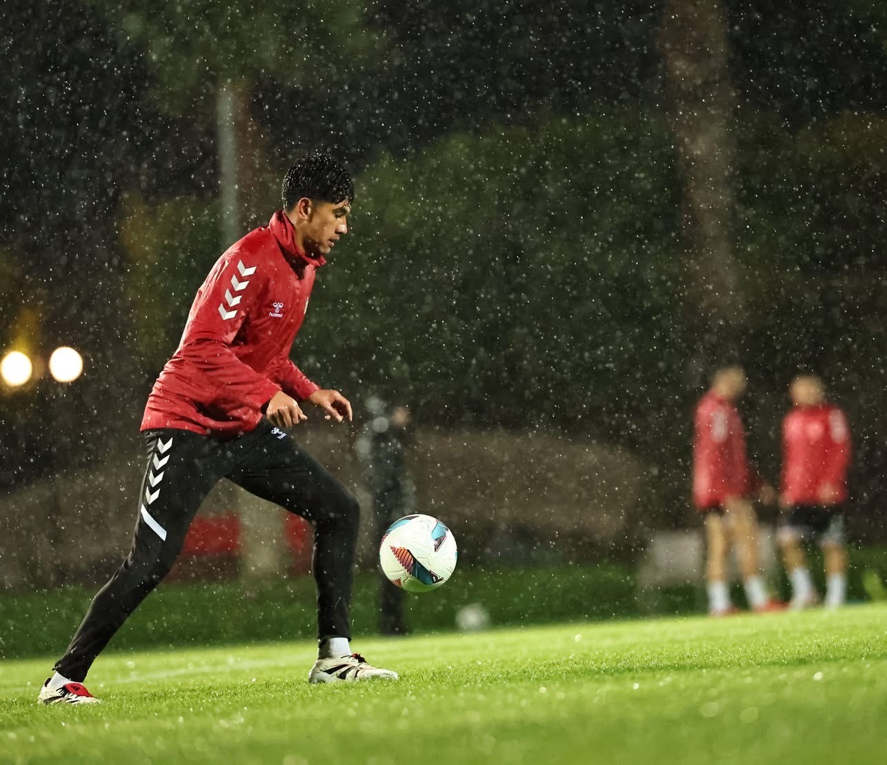 Sivasspor, Antalya’da Şiddetli Yağmur Altında Antrenman Yaptı