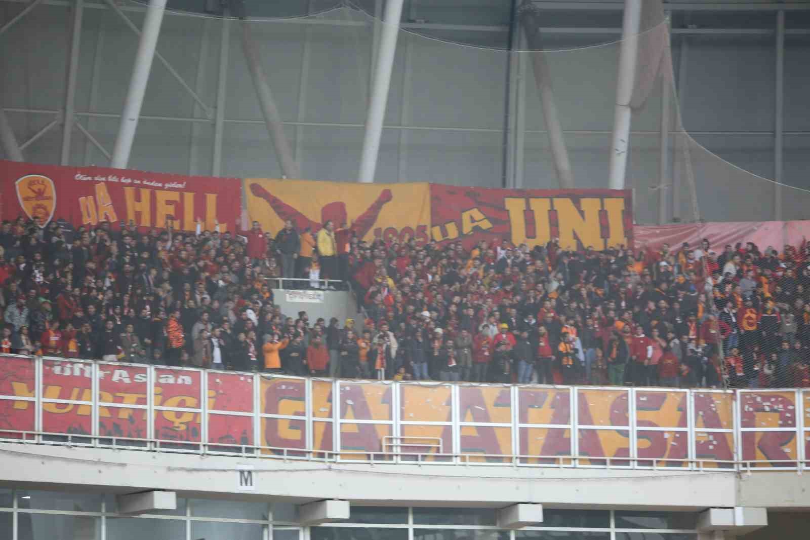 Sivasspor-Galatasaray Maçında Sarı-Kırmızılı Taraftarlar Tribünleri Doldurdu