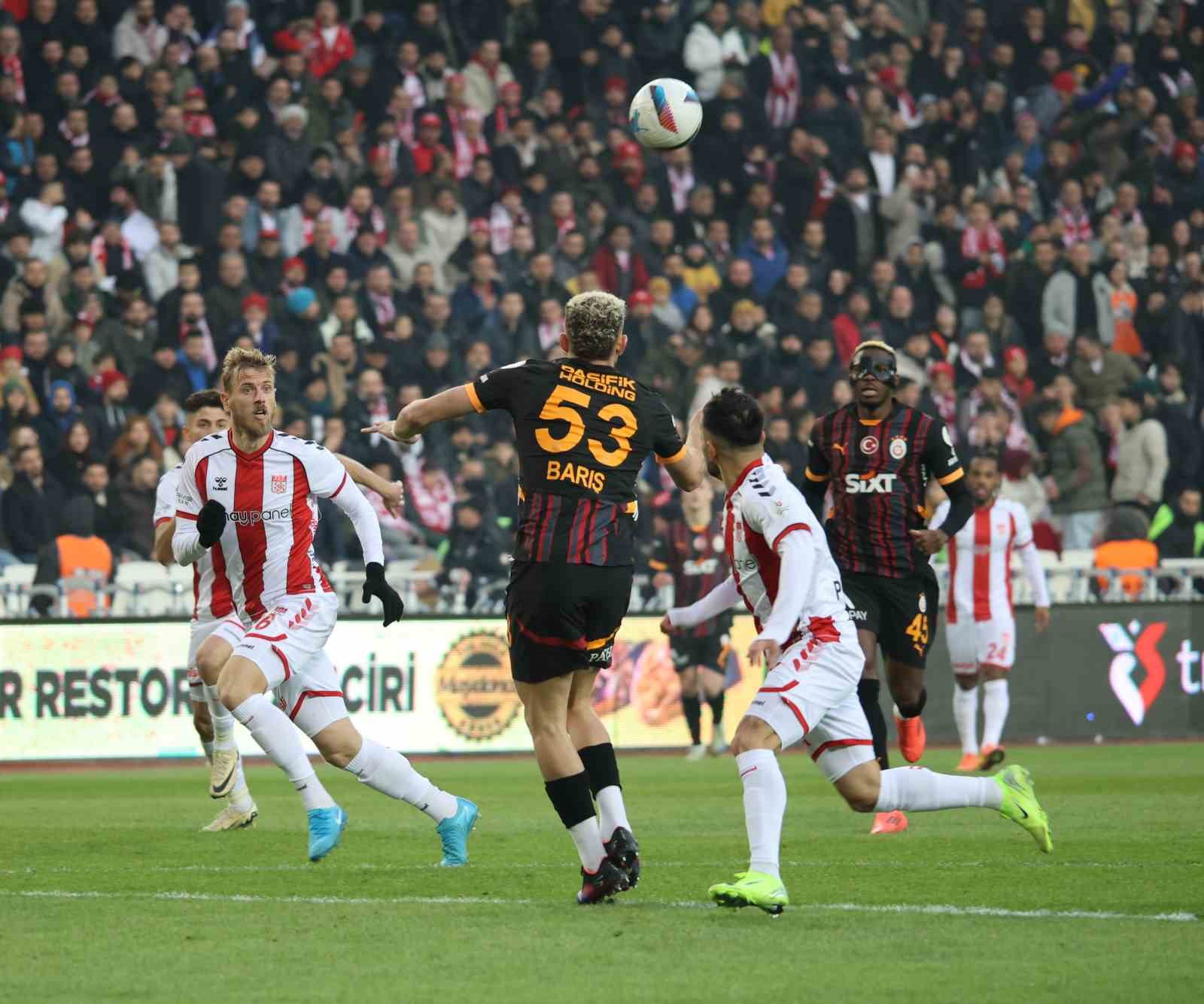 Sivasspor ve Galatasaray Sahada Kıyasıya Mücadele Ediyor