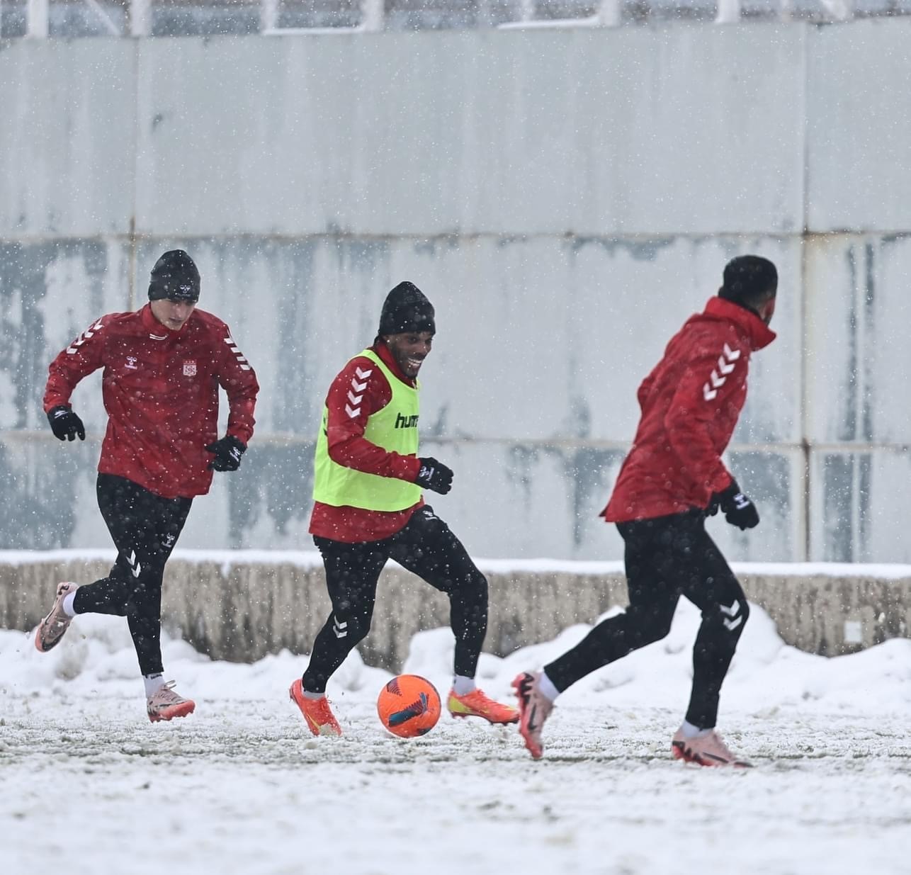 Sivasspor, Yoğun Kar Yağışı Altında Galatasaray Maçı İçin Hazırlanıyor