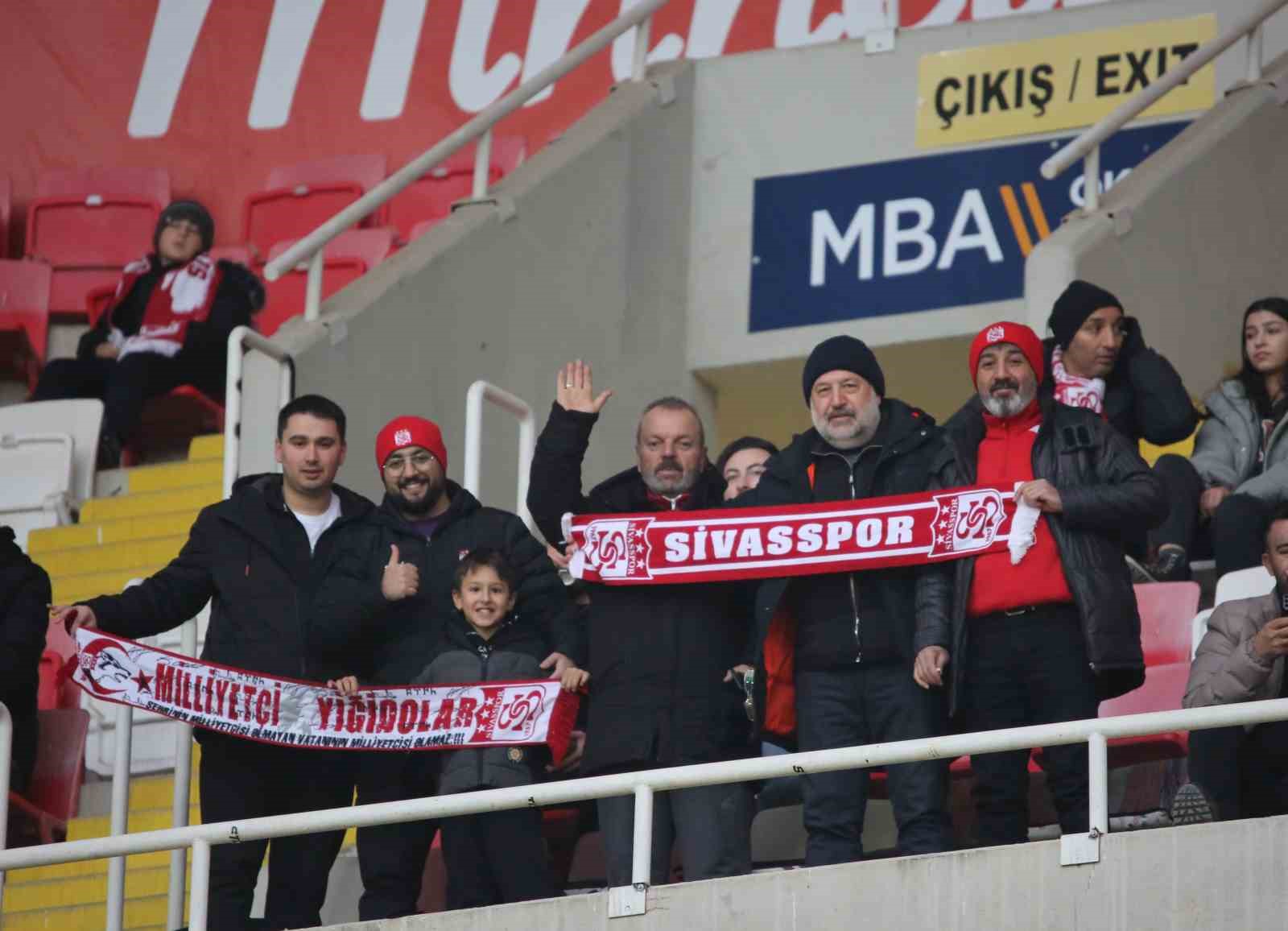 Sivasspor’un Galatasaray Karşılaşması Taraftar Akınına Uğradı