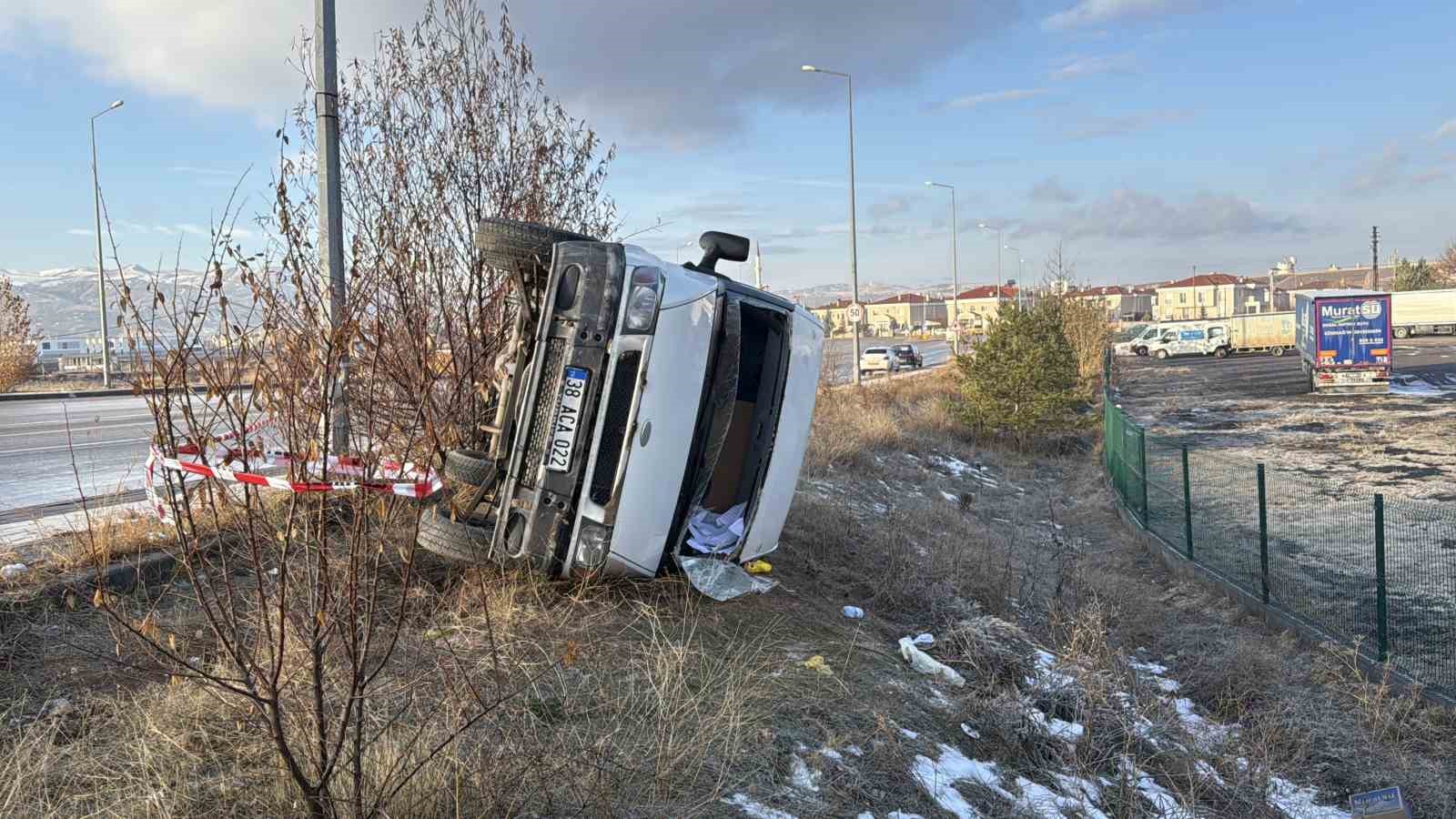 Sivas’ta Buzlanma Sonucu Minibüs Devrildi: Sürücü Yaralı