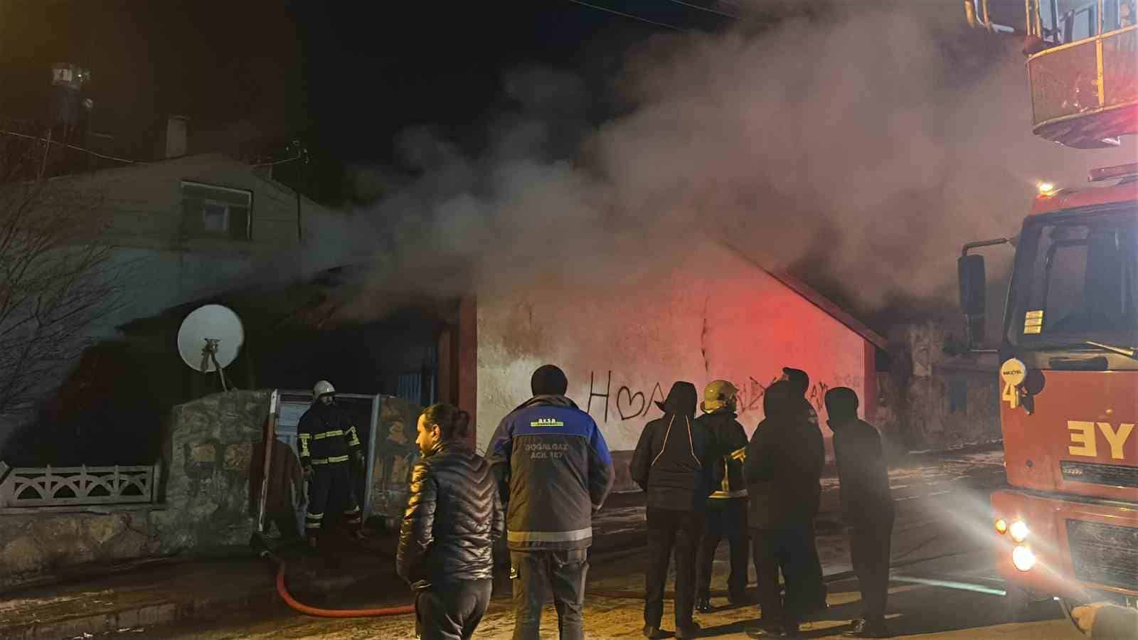 Sivas’ta Elektrikli Soba Devrildi: Müstakil Ev Kül Oldu