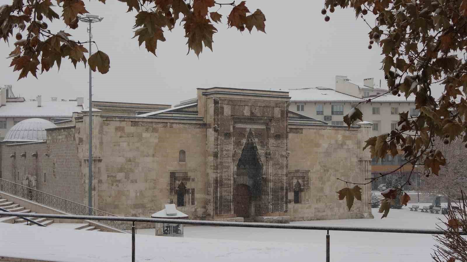 Sivas’ta Kış Masalı: Kar Yağışı Şehri Beyaza Bürüdü