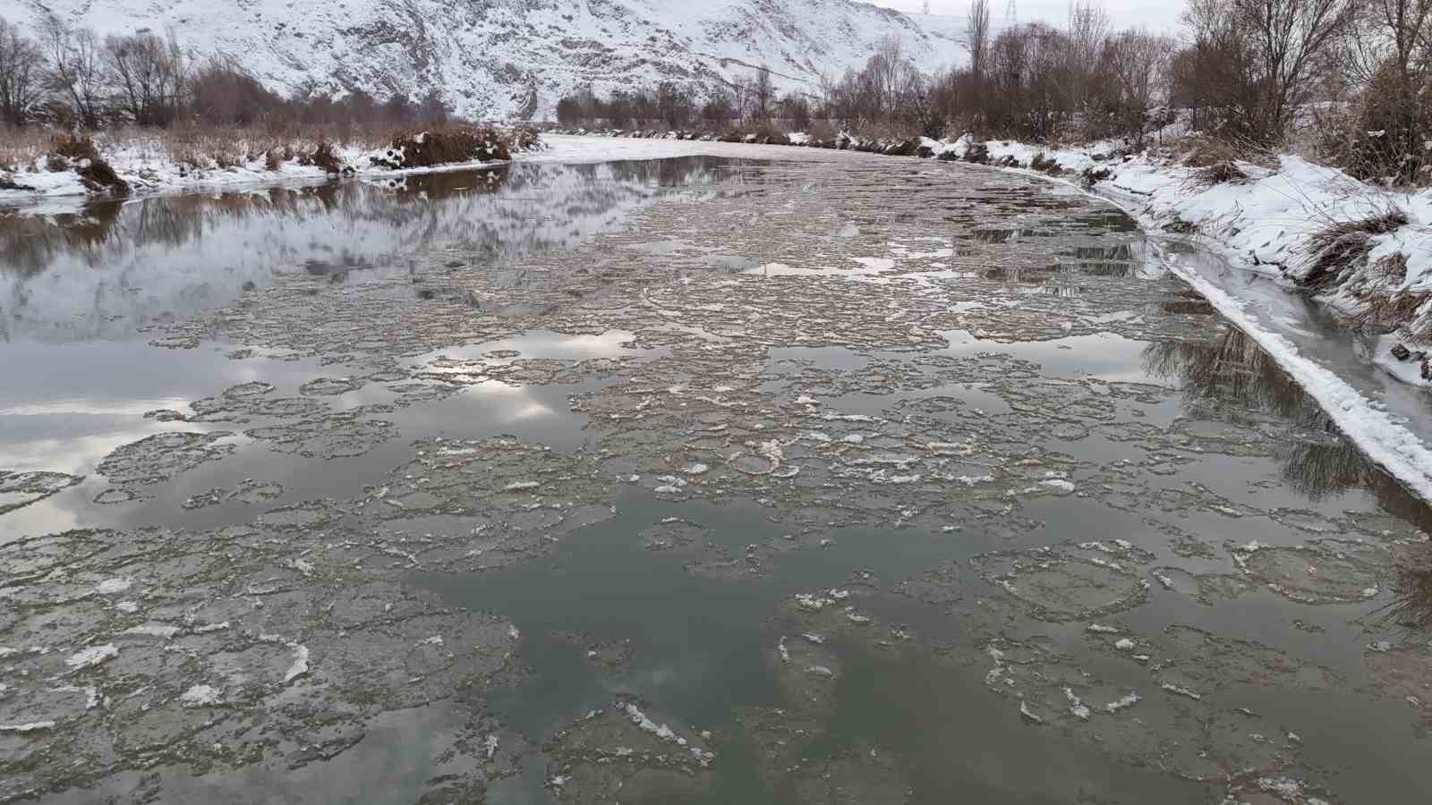 Sivas’ta Kızılırmak Nehri Buz Tutmaya Başladı