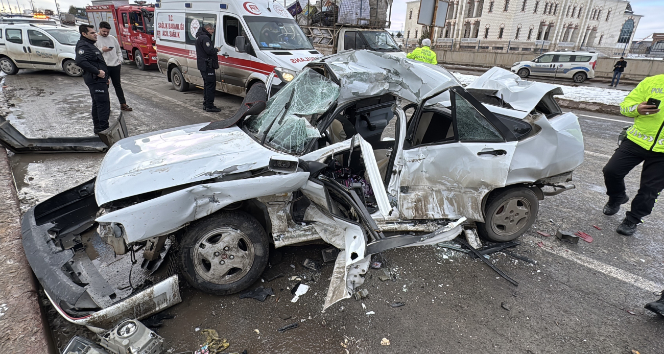 Sivas’ta Trafik Kazası: Tıra Çarpan Otomobil Hurdaya Döndü