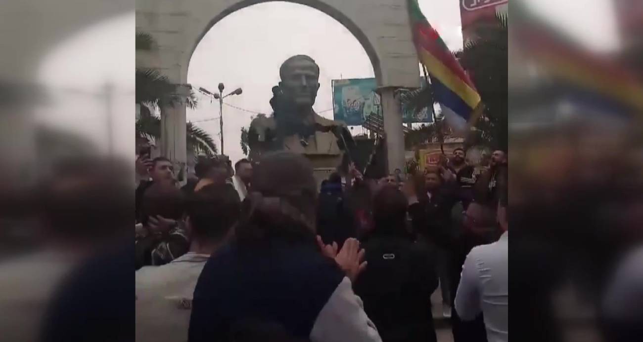 Suriyeliler, Hafız Esad’ın Heykelini Yıktı