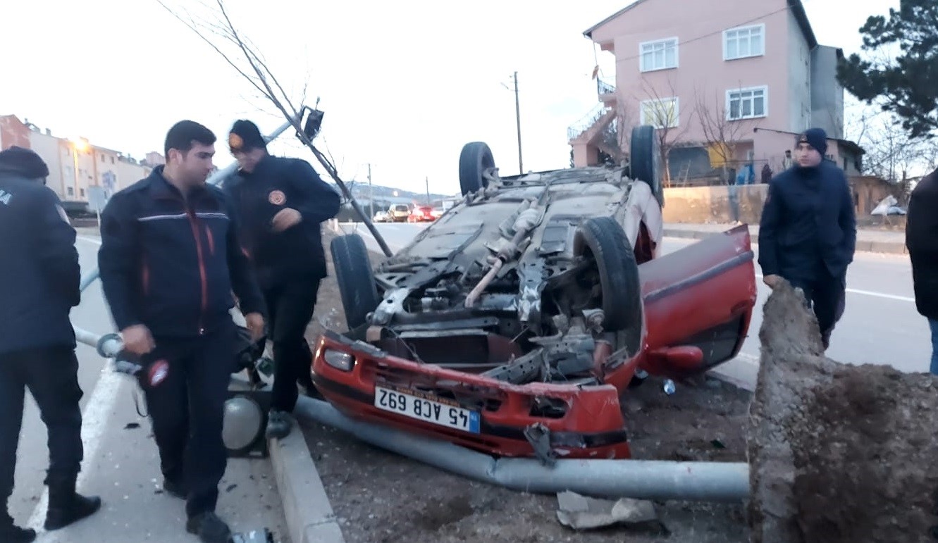 Suşehri’nde Trafik Kazası: Otomobil Refüje Çıkıp Ters Döndü