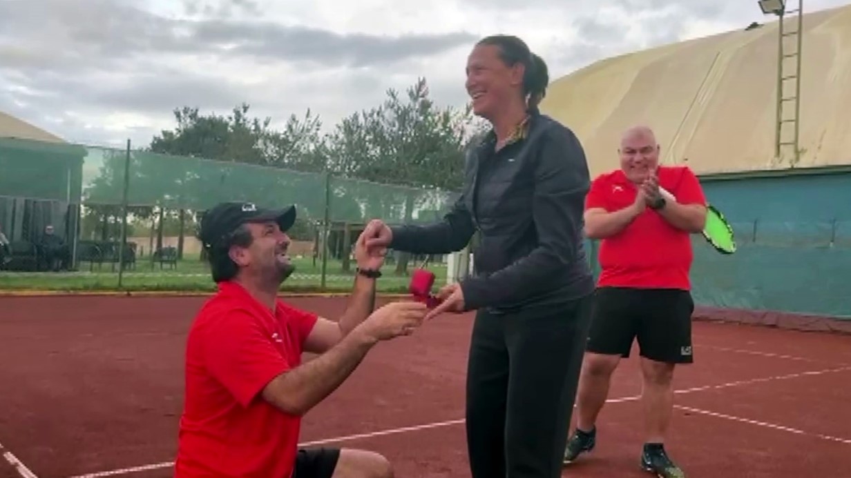 Tenis Kortunda Romantik Evlilik Teklifi: Sakatlık Numarasıyla Sürpriz Yapıldı