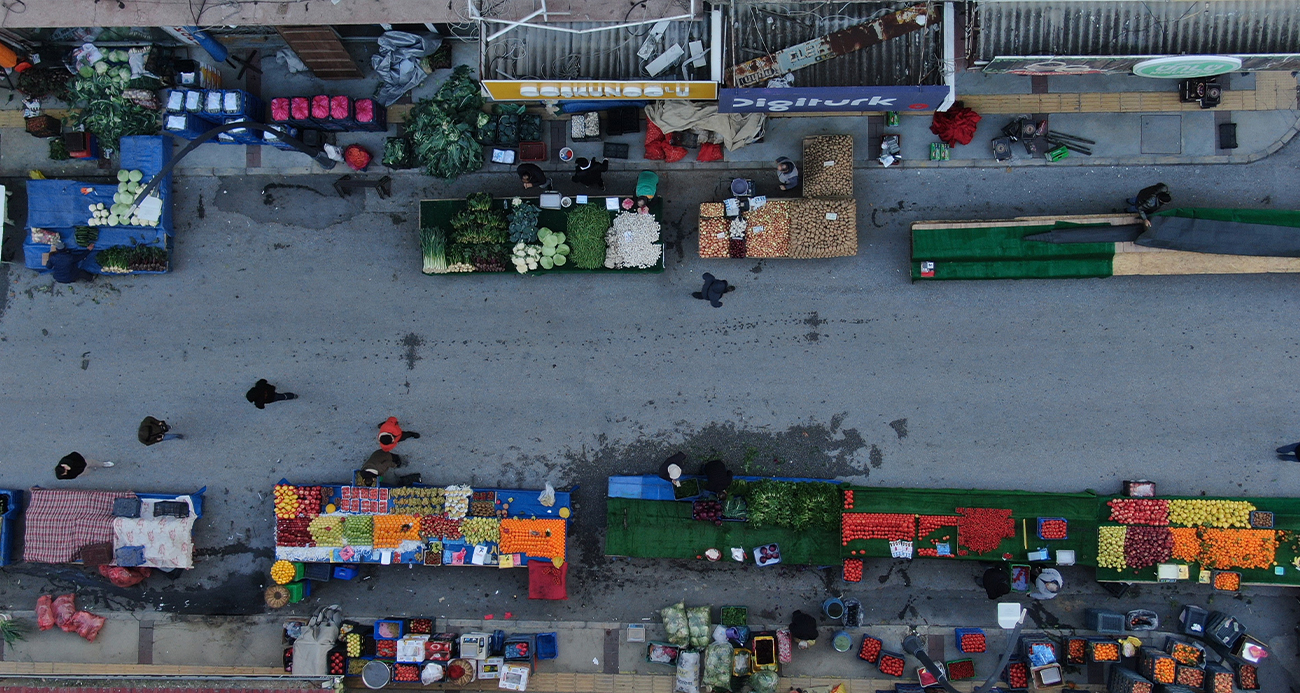 Tire’de Her Salı Kurulan Tarihi Pazar, Ziyaretçi Akınına Uğruyor