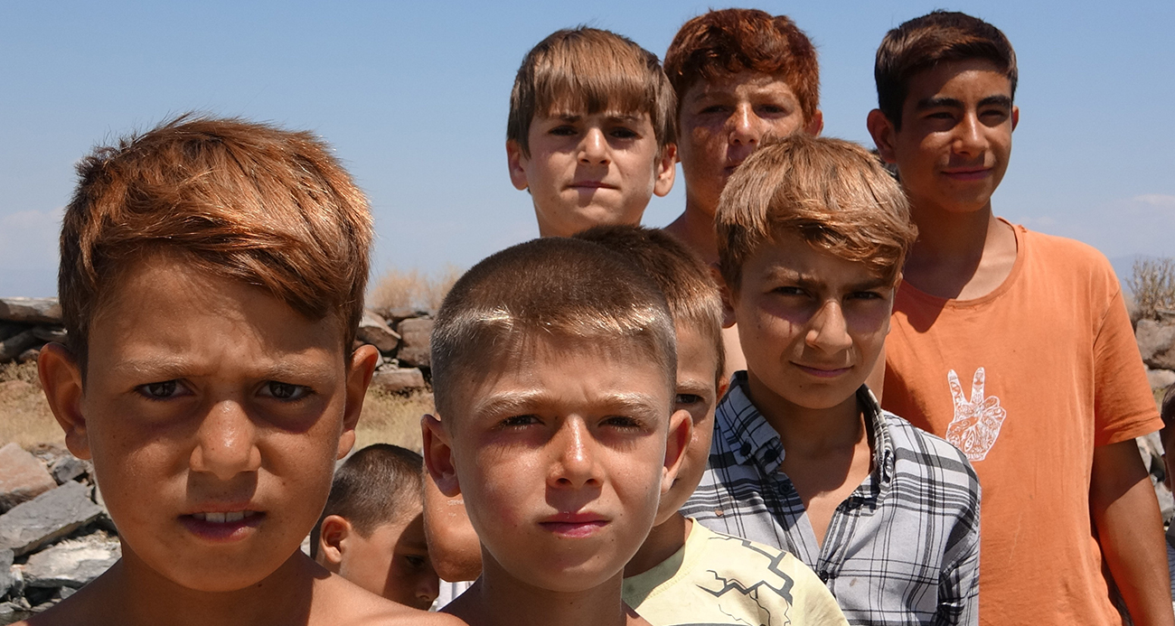 Van Gölü’nde Yaz Aylarında Sararan Çocuk Saçları Kışın Eski Rengine Dönüyor