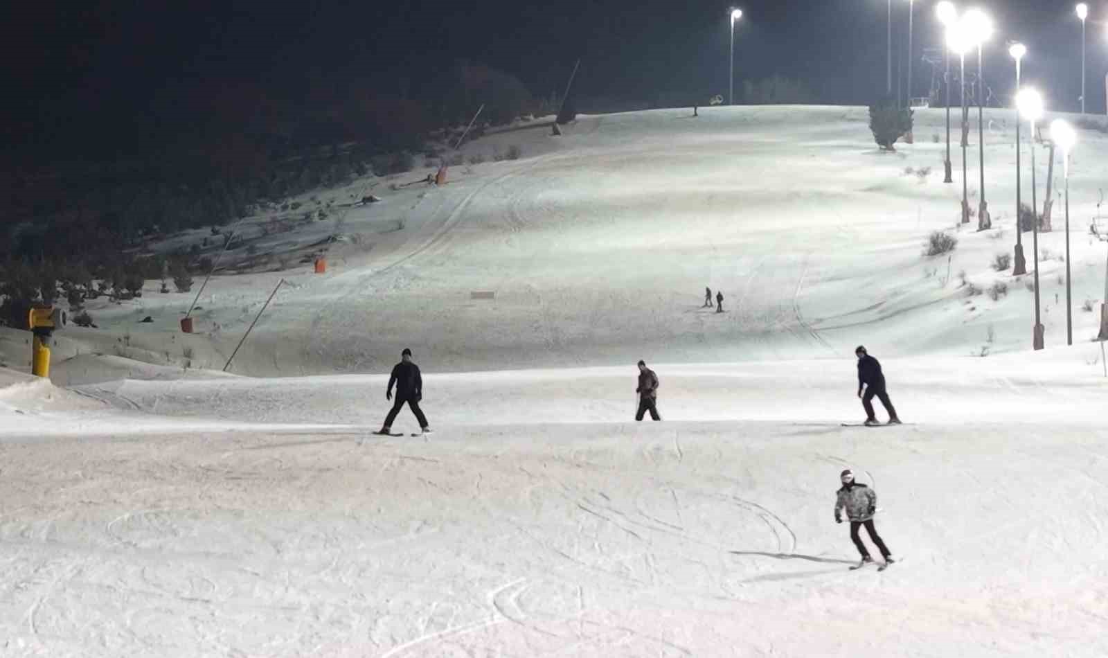 Yıldız Dağı’nda Gece Kayak Keyfi Sürüyor