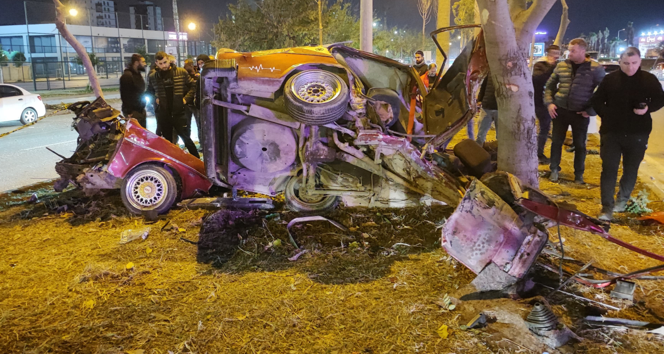 Adana’da Korkunç Kaza: Otomobil İkiye Bölündü, 2 Kişi Hayatını Kaybetti