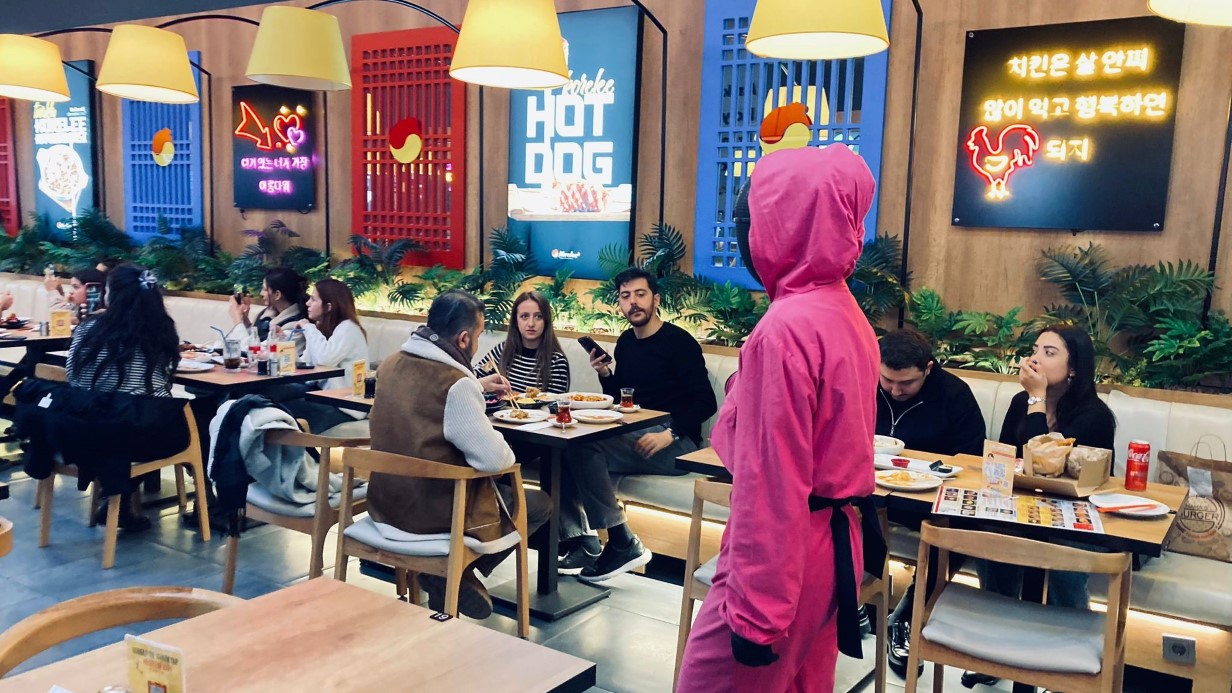 Ankara’daki Kore Restoranında ‘Squid Game’ Temalı Servis