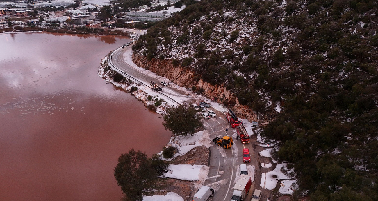 Antalya Demre’de Dolu ve Sağanak Hasara Yol Açtı