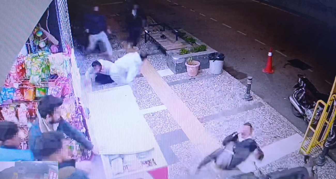 Antalya’da Şiddetli Kavga: Motosikletle Grubun Arasına Daldı