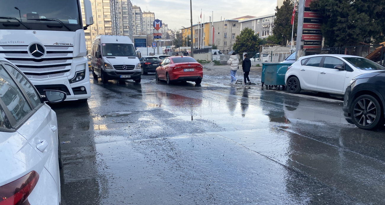Bahçelievler’de Kanalizasyon Felaketi: Mahalle Kötü Koku ve Su Birikintileriyle Mücadele Ediyor