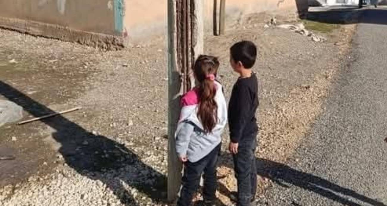 Diyarbakır Silvan’da Elektrik Direği Güvenlik Riski Oluşturuyor