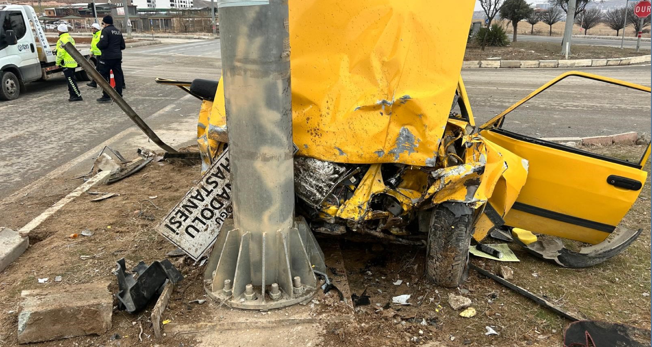 Elazığ’da Kırmızı Işık İhlali Sonucu Meydana Gelen Trafik Kazası: 3 Yaralı