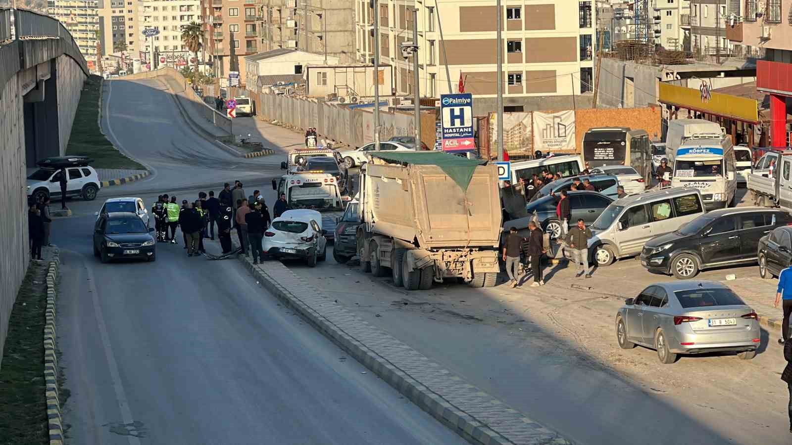 Hatay’da Freni Bozulan Kamyon Dehşeti: 5 Araç Hasar Gördü