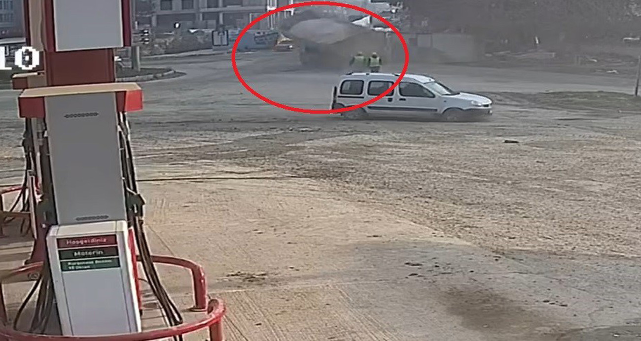 Hatay’da Virajı Alamayan Hafriyat Kamyonu Devrildi