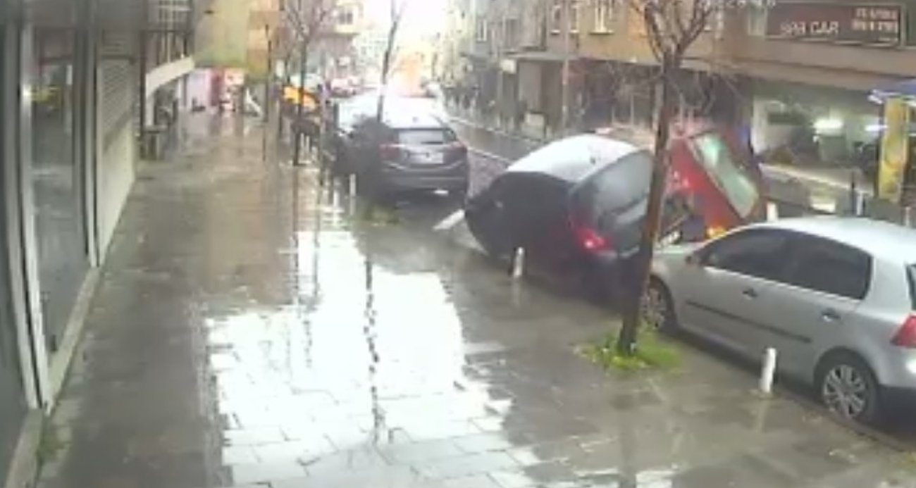 Kağıthane’de Kontrolünü Kaybeden Otomobil Park Halindeki Araçlara Çarptı