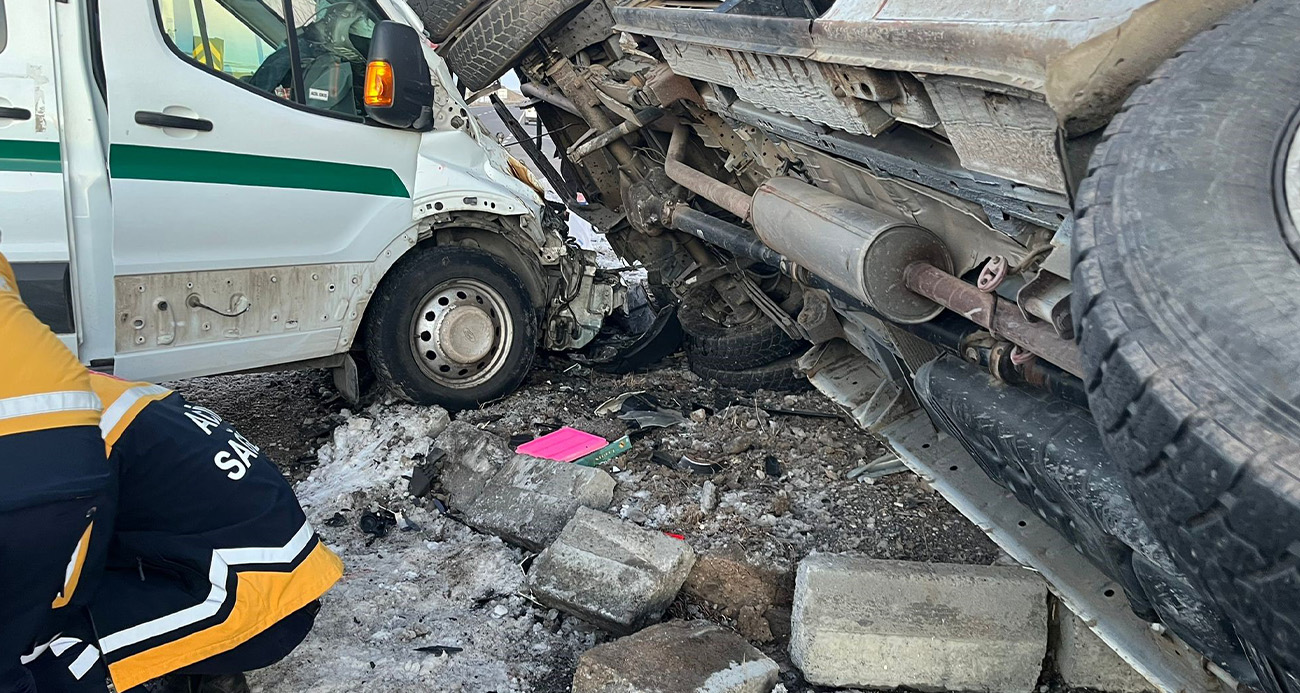 Kars’ta Ciddi Trafik Kazası: 13 Kişi Yaralandı
