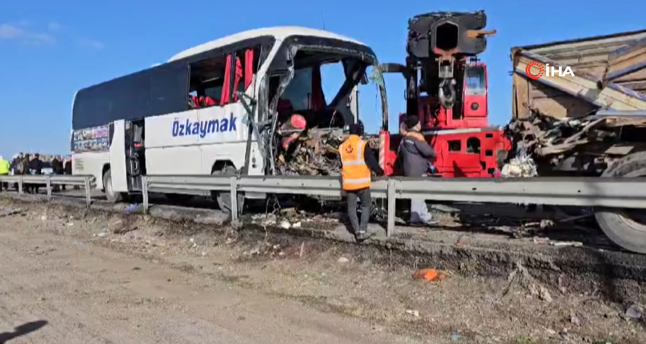 Konya’da Ölümcül Trafik Kazası: Otobüs Kamyona Çarptı, 3 Ölü ve 33 Yaralı