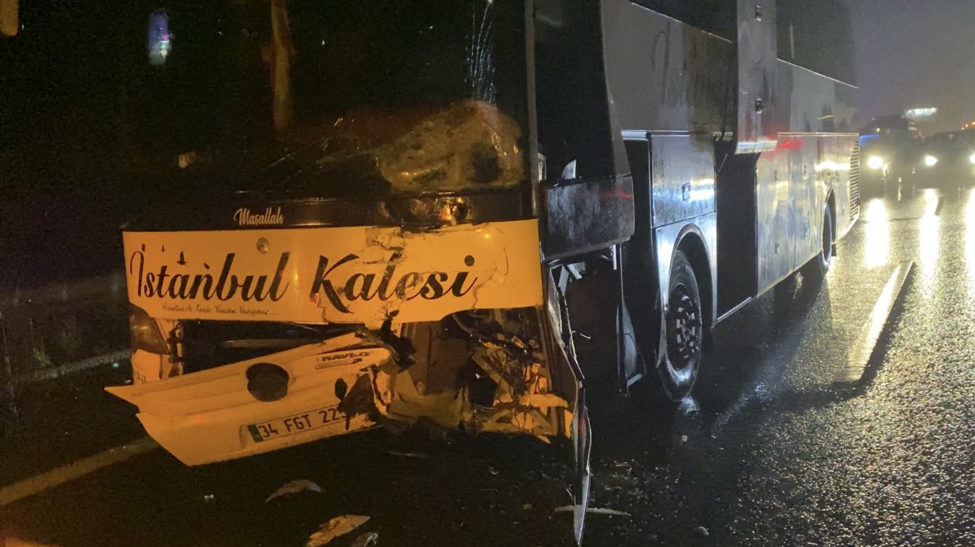 Kuzey Marmara Otoyolu’nda Trajik Kaza: Otobüs, Reflektör Koyan Sürücüye Çarptı