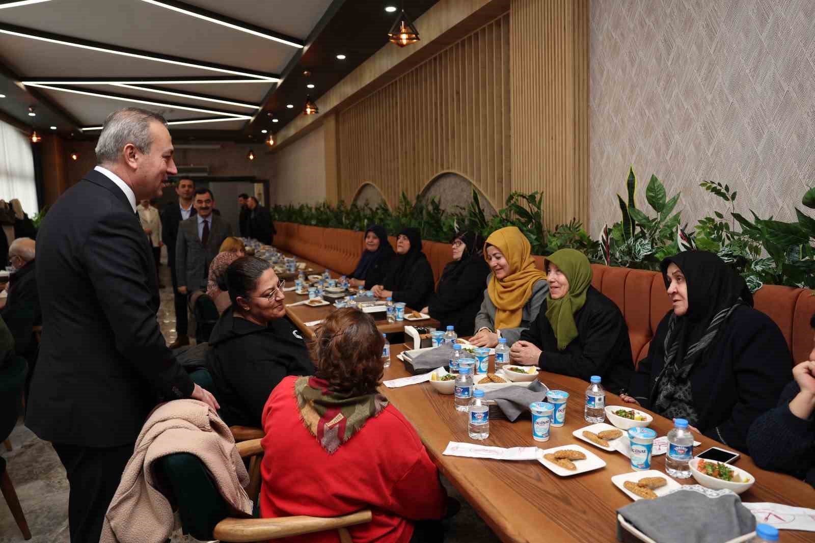 Sivas Belediyesi’nden Emeklilere Nakit Desteği
