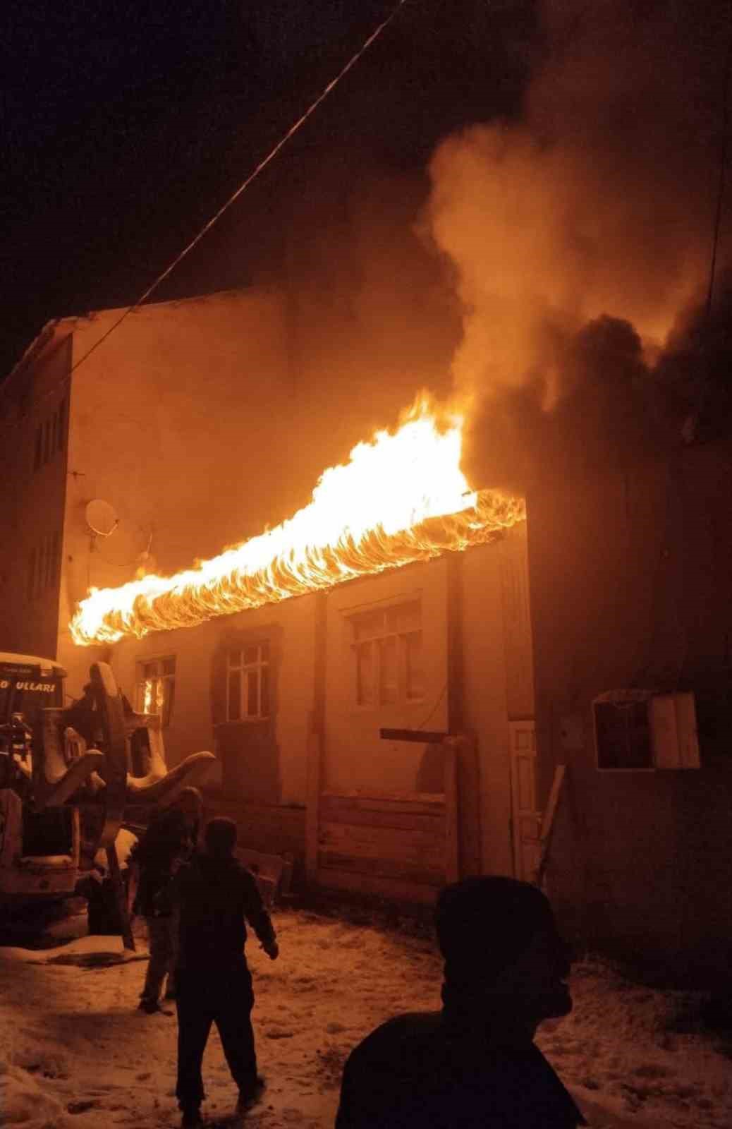Sivas Koyulhisar’da Gece Vakti Yangın: İki Katlı Ev Kül Oldu