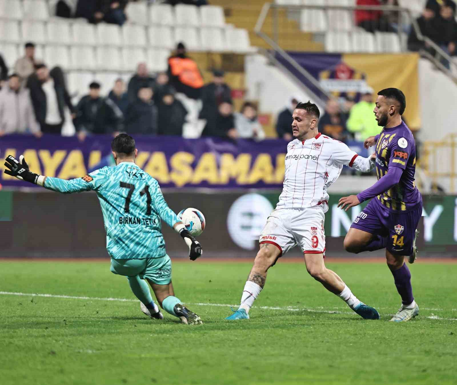 Sivasspor’un Eyüpspor Mağlubiyeti Sonrası Rey Manaj ve Ömer Erdoğan Arasında Gerginlik