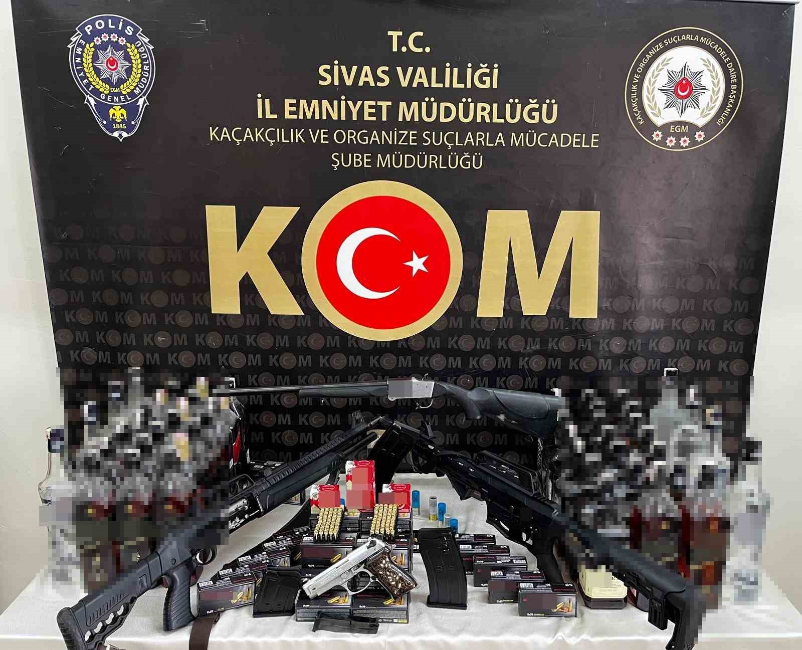 Sivas’ta Büyük Kaçakçılık Operasyonu: Silah ve Sahte İçki Ele Geçirildi