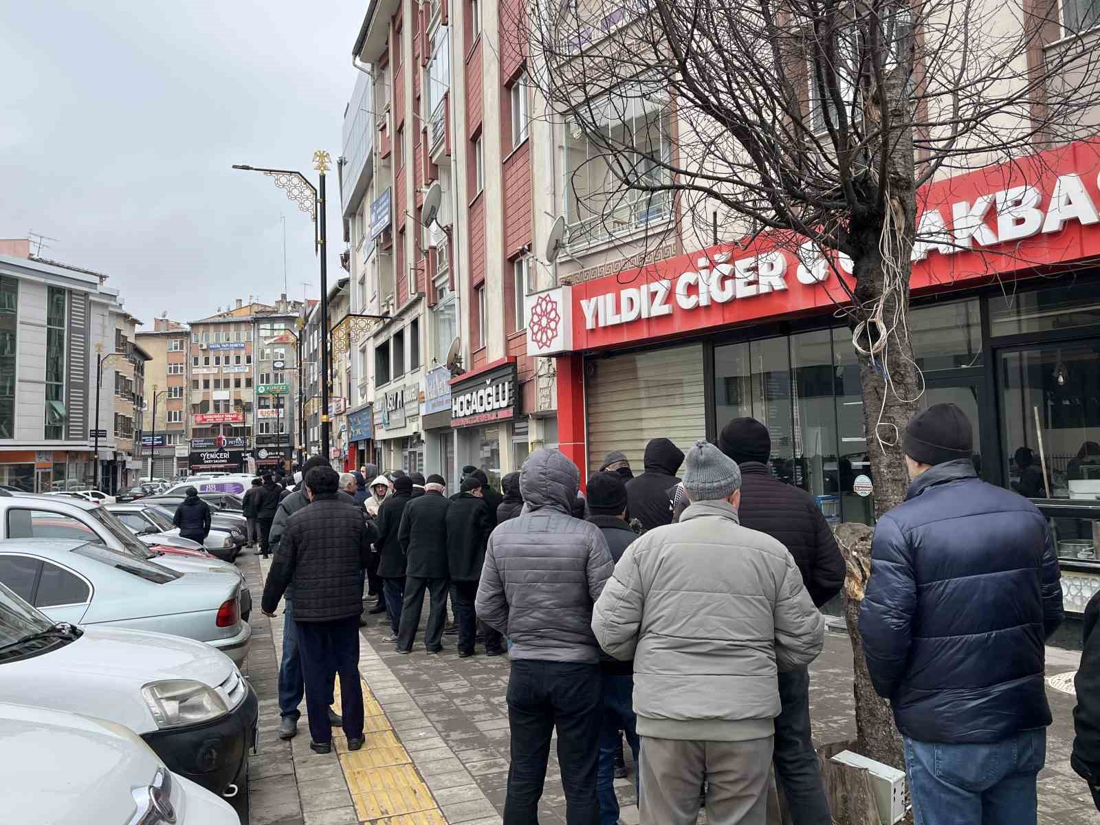 Sivas’ta Zam Söylentisi Uzun Kuyruklar Oluşturdu