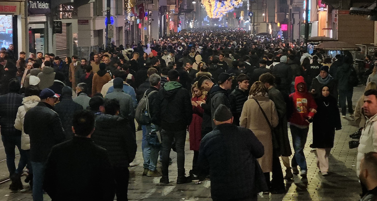 Taksim Meydanı Yılbaşı Kutlamalarıyla Dolup Taştı