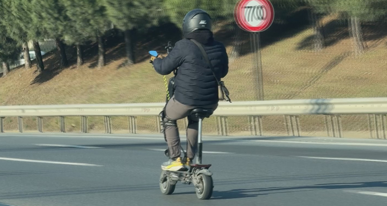 TEM Otoyolunda Elektrikli Scooter Tehlikesi: Trafikte Yürekleri Ağıza Getiren Anlar